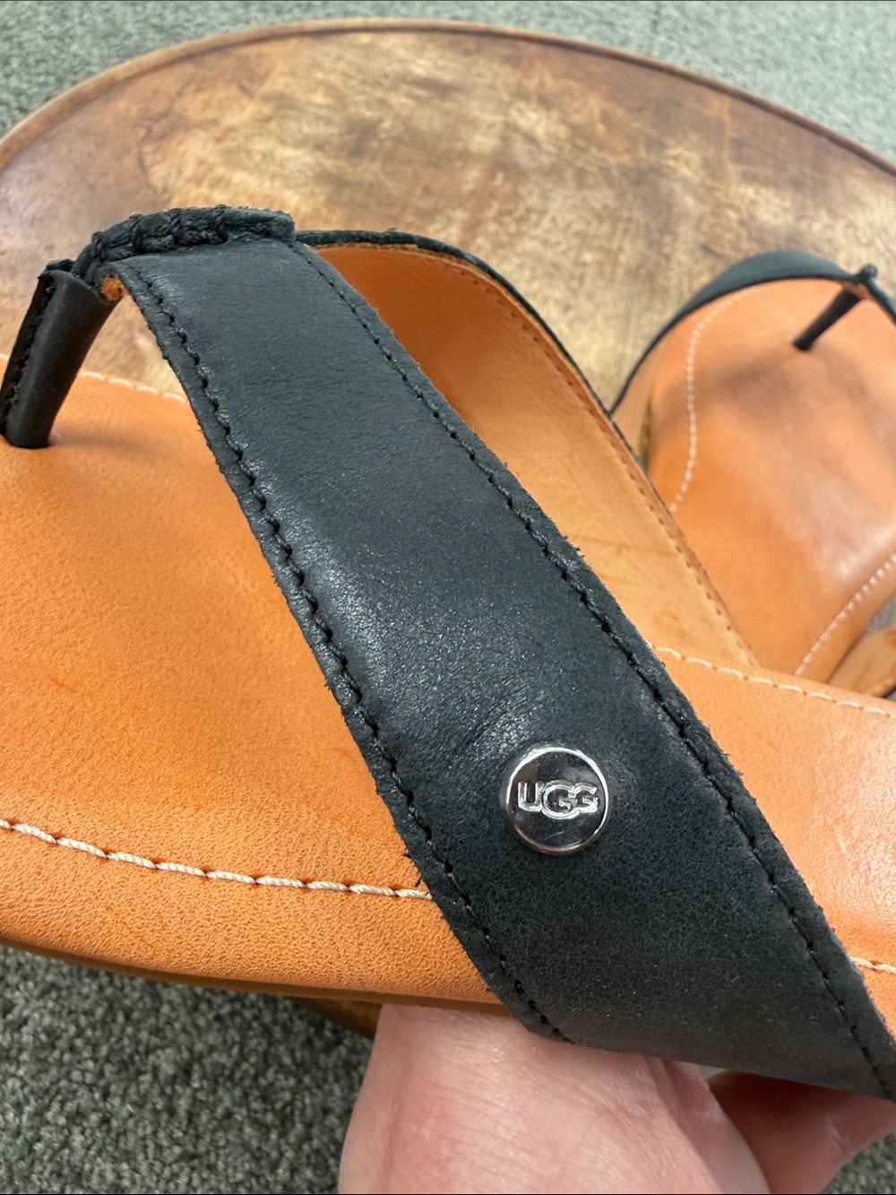 UGG Sandals Wm 8 Carey Black Leather Thong Flip Flops Summer Vacation - Picture 11 of 12